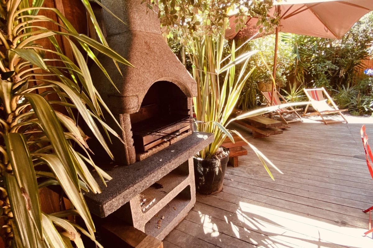 Barbecue donnant sur la table de jardin