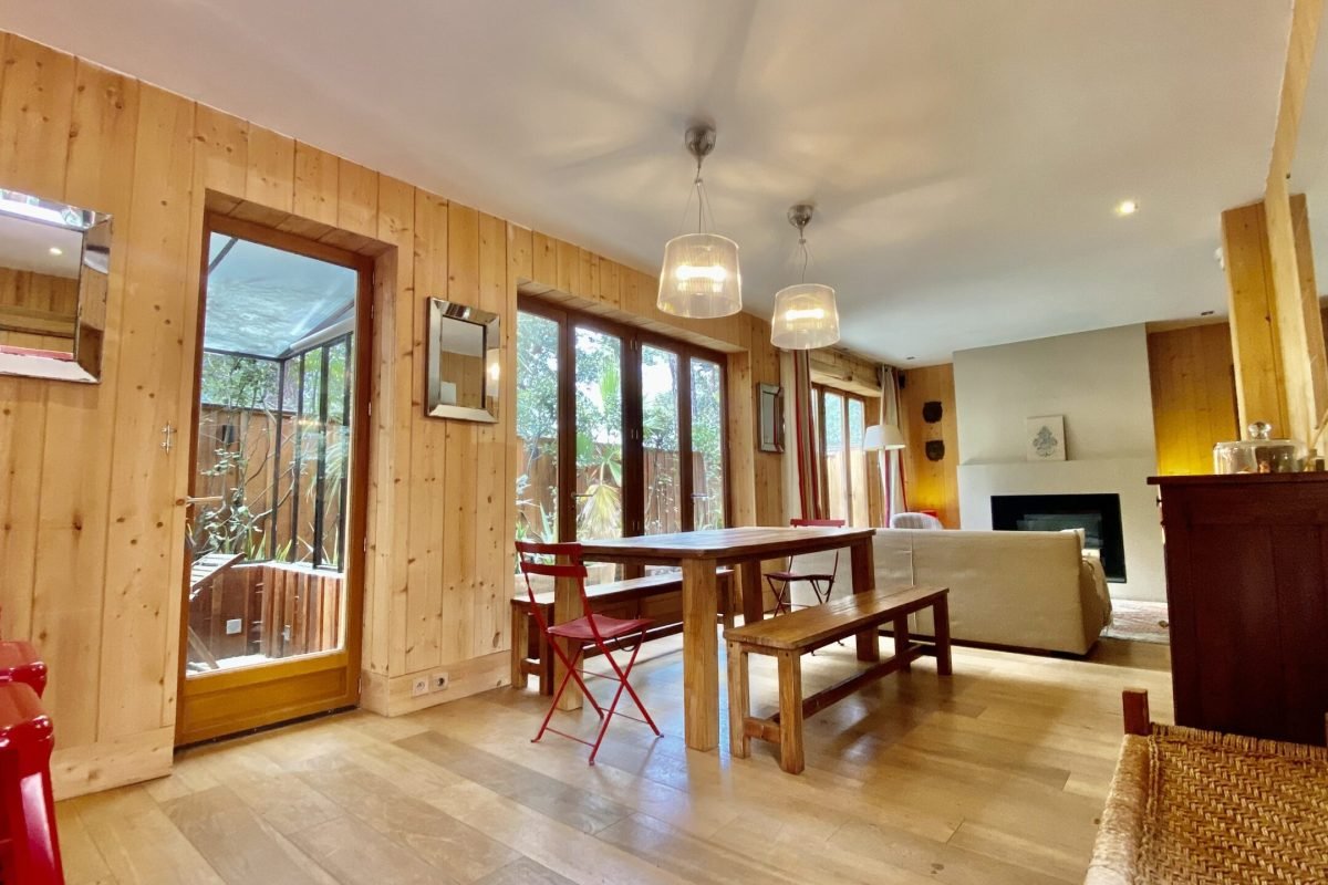 Cuisine américaine avec Bar donnant sur grande salle séjour avec terrasse