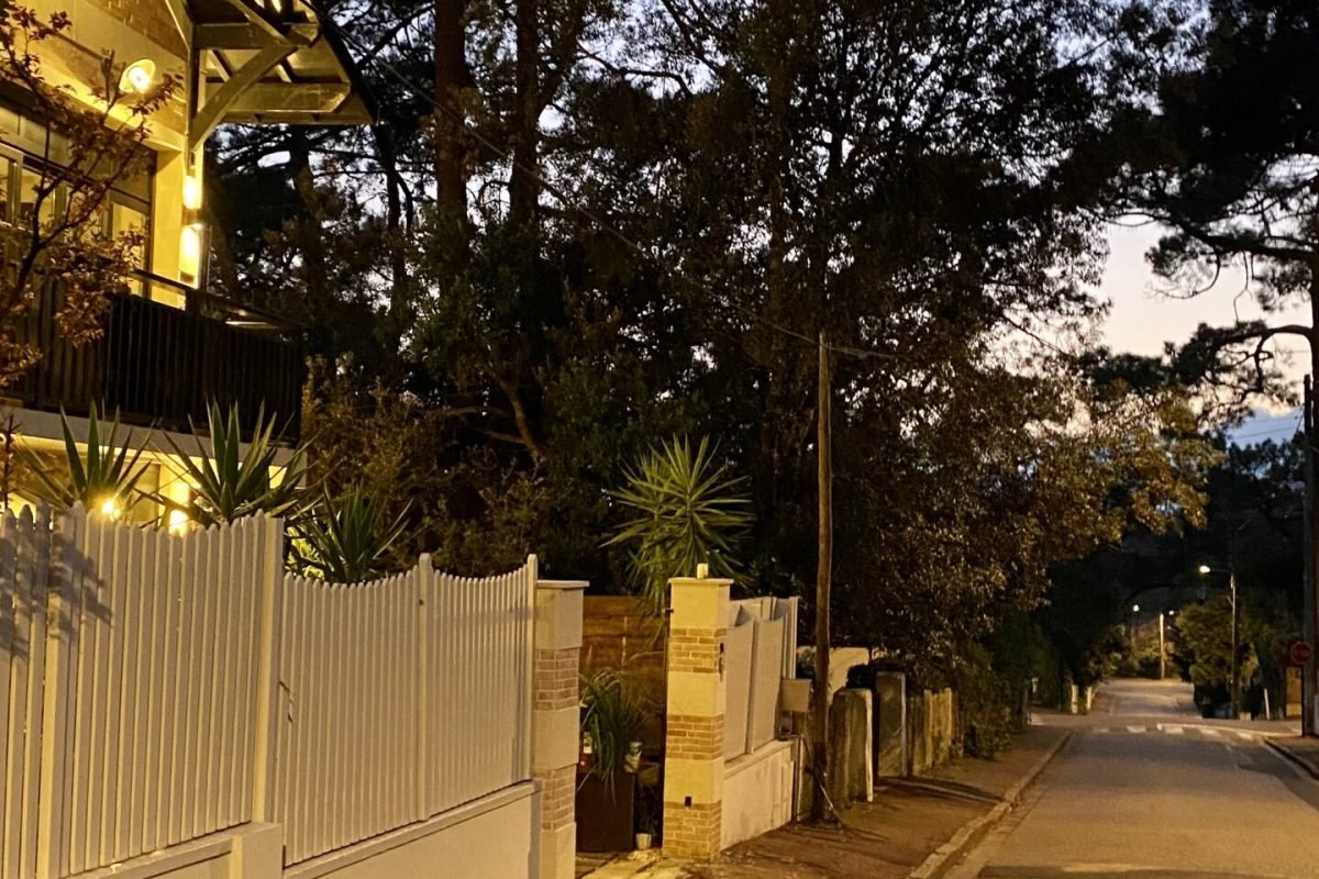 Rue résidentielle et très calme (aucun immeuble) accès direct à la plage