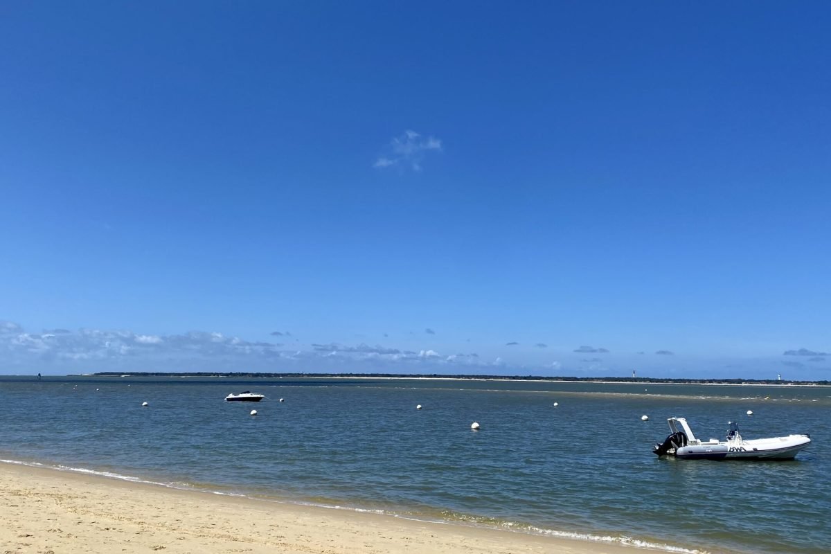 Plage de la Dune du Pyla accès à vélo depuis la piste cyclable et traversée en bateau vers le Banc d'Arguin