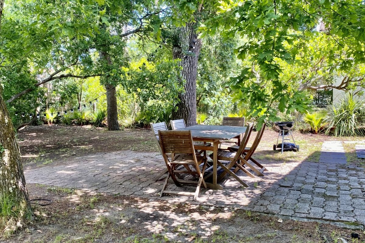 Table de jardin en teck et barbecue weber pour moments de convivialité