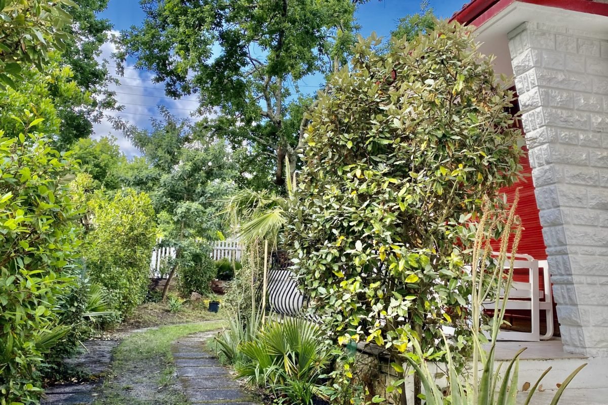 Maison non-mitoyenne au milieu du jardin paysagé