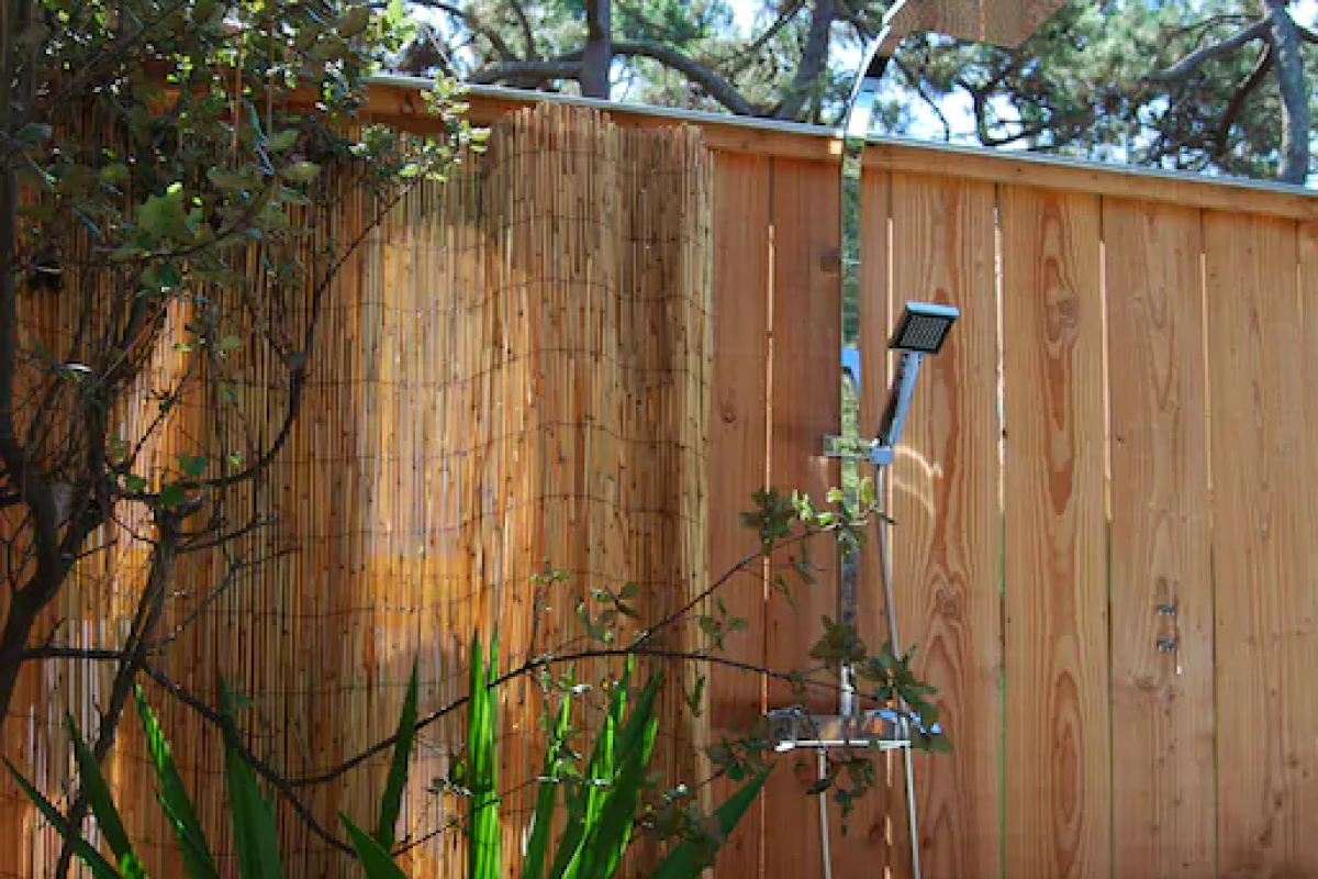 Douche extérieure avec eau chaude en pleine nature