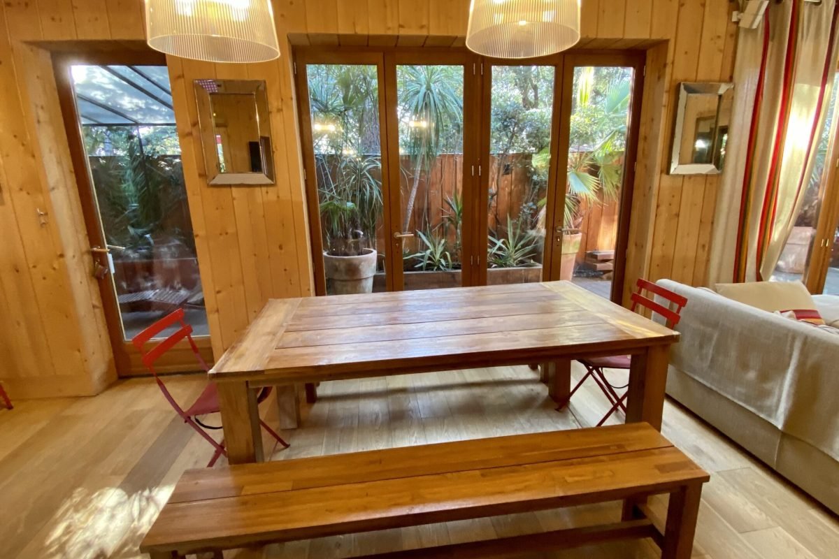 Table de salle à manger en teck massif et chaise Fermob