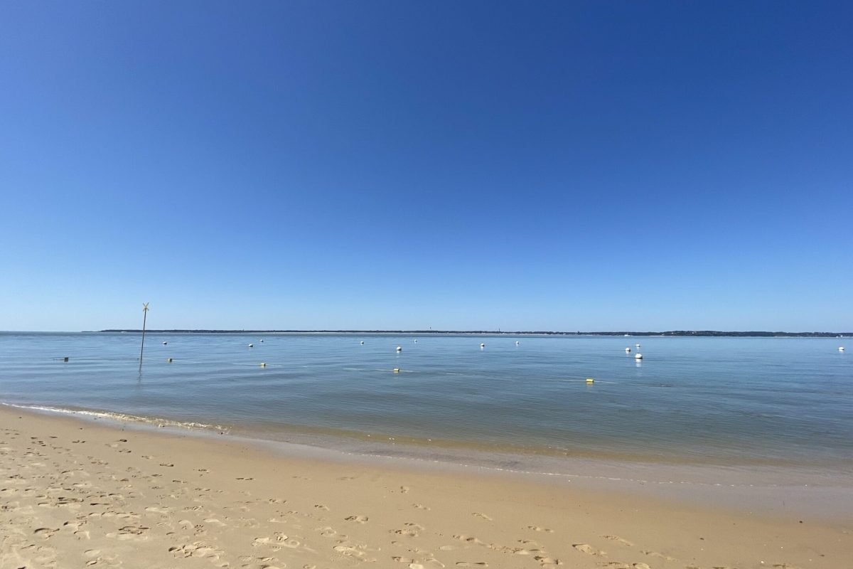 Plage au bout de la rue accès à pied à 250 mètres de la villa