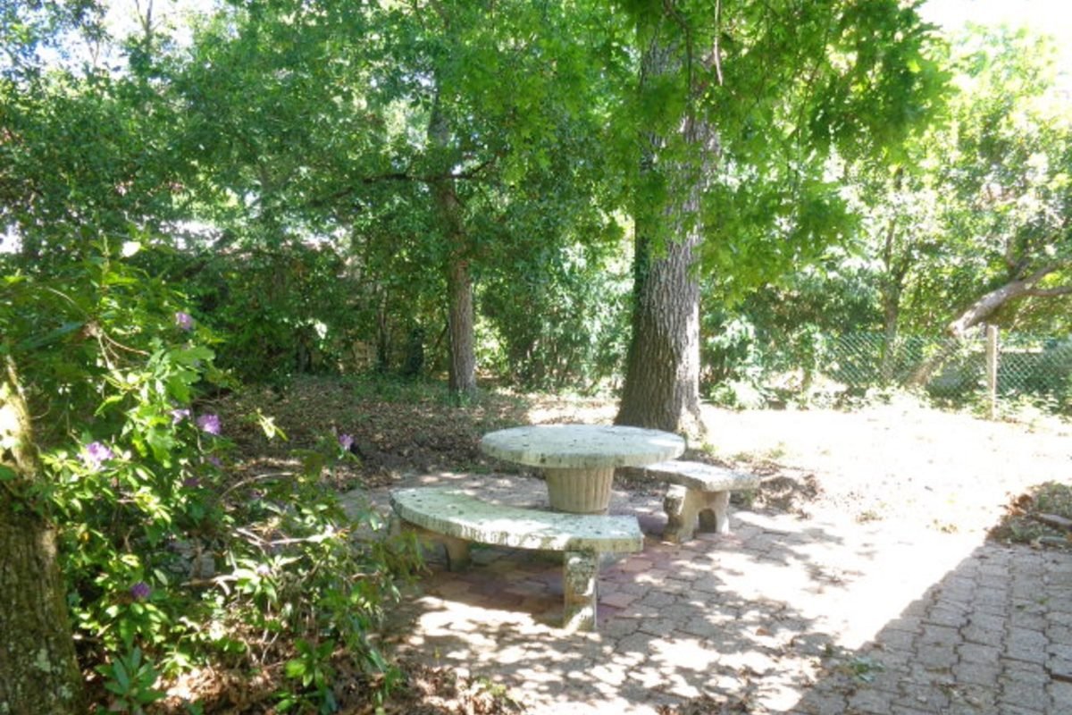 Table et banc de jardin en pierre